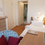 Hotell Gaestehaus Staudenschloss *