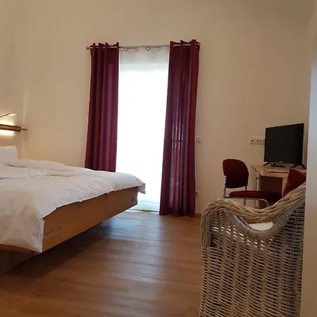 Gaestehaus Staudenschloss Hotel *