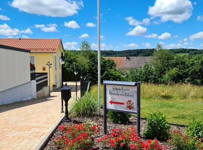 Gaestehaus Staudenschloss Отель Mickhausen